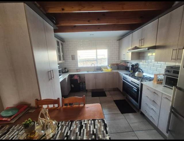 4 BEDROOM CLUSTER FOR SALE IN GLEN MARAIS